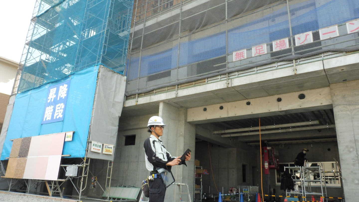 僕は今、大手建設会社さんの現場で電気の施工管理の仕事をしています。