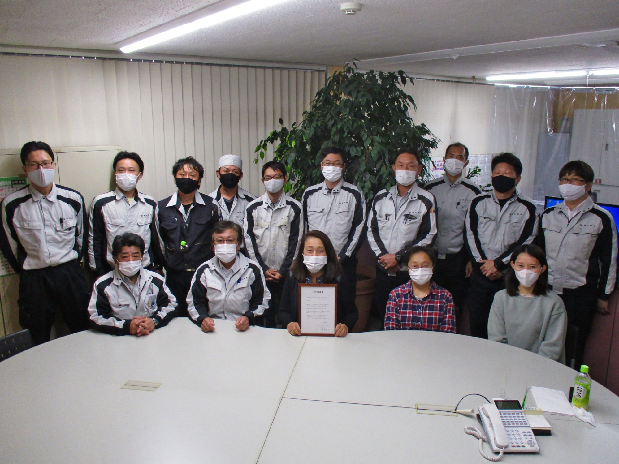 写真：社内集合写真